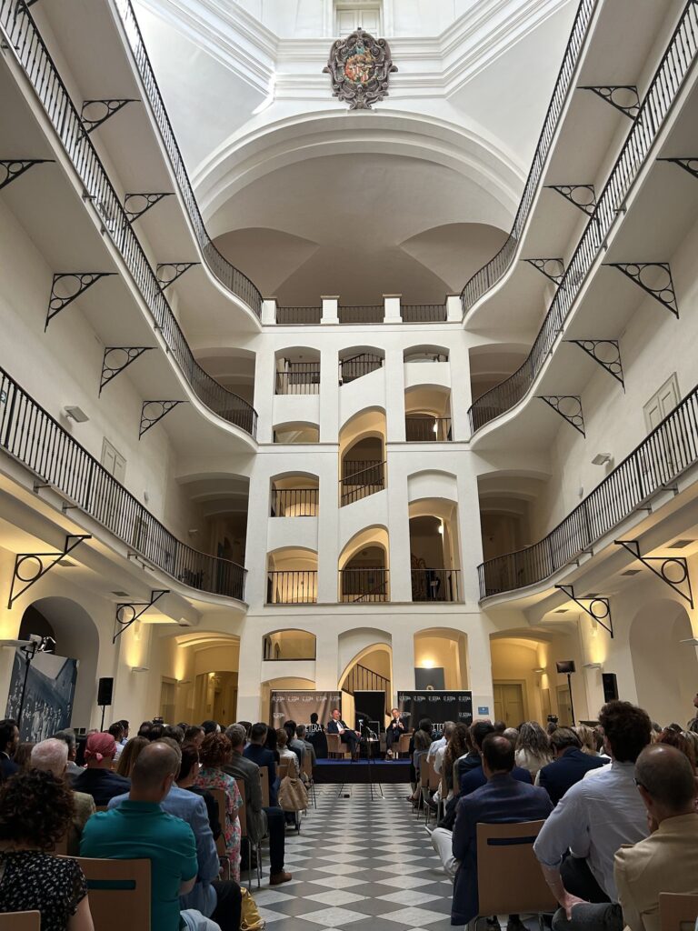 ET CETERA | Dialogy: Alessandro Orsini v rozhovoru s Francescem Augustem Razettem, Praha, 19. 6. 2025.