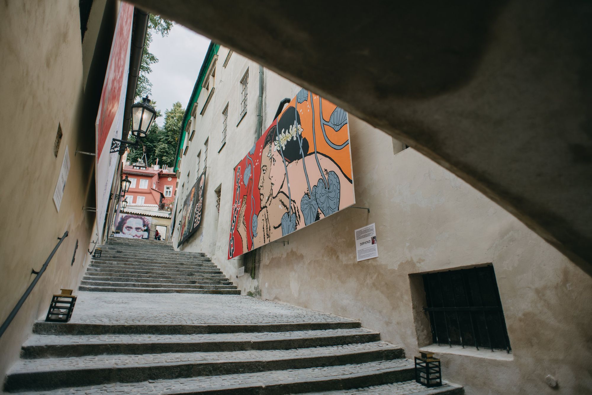 ET CETERA | STREET-ART – Na křídlech svobody – pohled do výstavy, Velvyslanectví Itálie, Praha 2019.