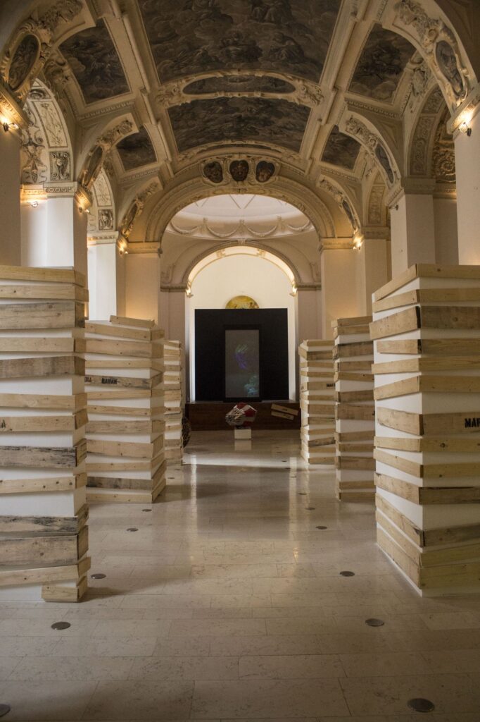 ET CETERA. Výstava současného umění mladých českých autorů – pohled do výstavy, Italský kulturní institut, Praha 2013.