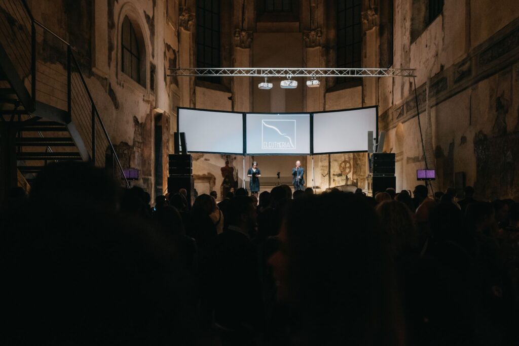 Iron Dust: reflections – pohled do výstavy, kostel sv. Anny – Pražská křižovatka, Praha 2017.
