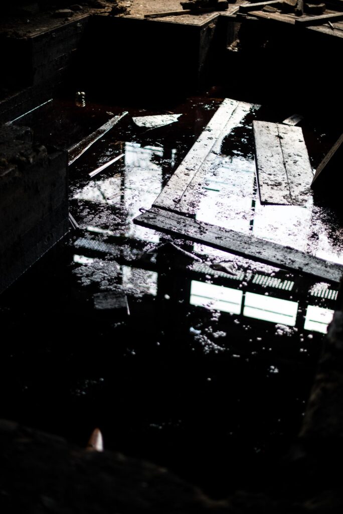 Iron Dust: reflections – pohled do výstavy, kostel sv. Anny – Pražská křižovatka, Praha 2017.