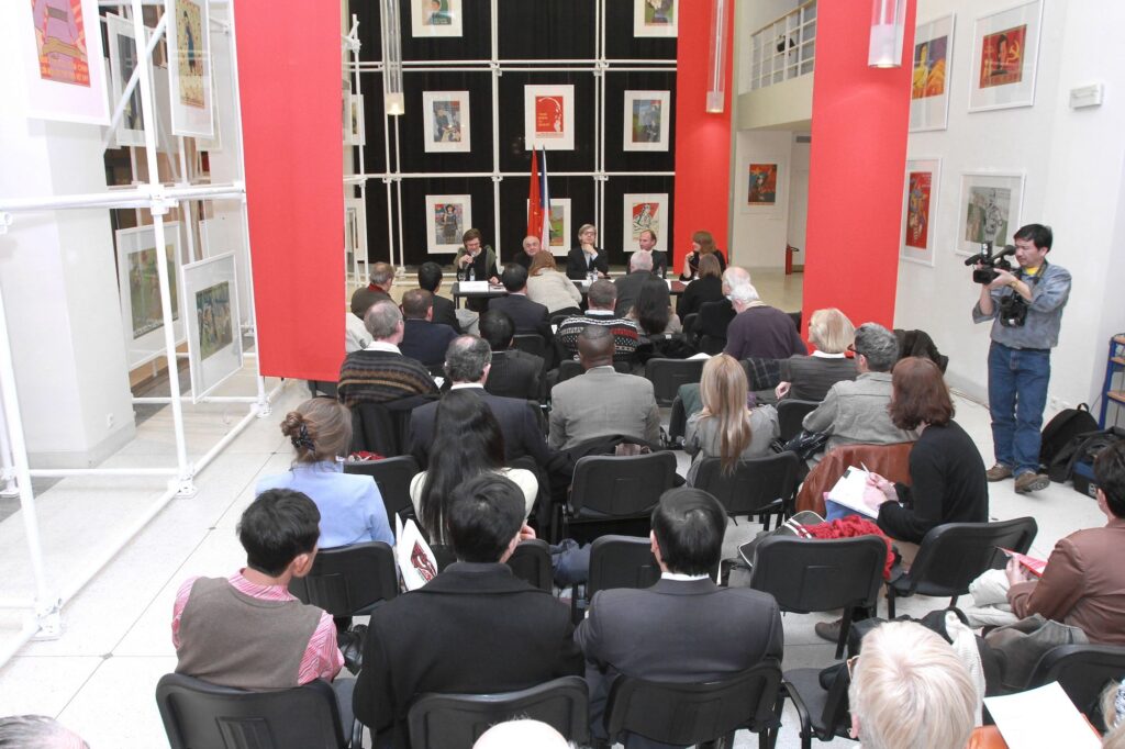 Vietnam: propagandistické plakáty – pohled do výstavy, Veletržní palác, Národní galerie, Praha 2010–2011.